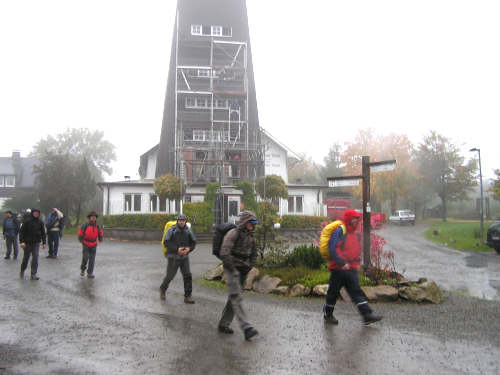 Abmarsch am Rhein-Weser-Turm. Der Starkregen sollte an diesem Tag nur wenig aussetzen.